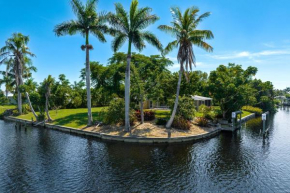 Waterfront! Oversize Corner Yard, Dock w/lift, Hot Tub & Pool - Villa Tropical Calusa - Roelens